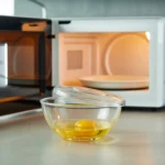 Pode cozinhar ovo no microondas?